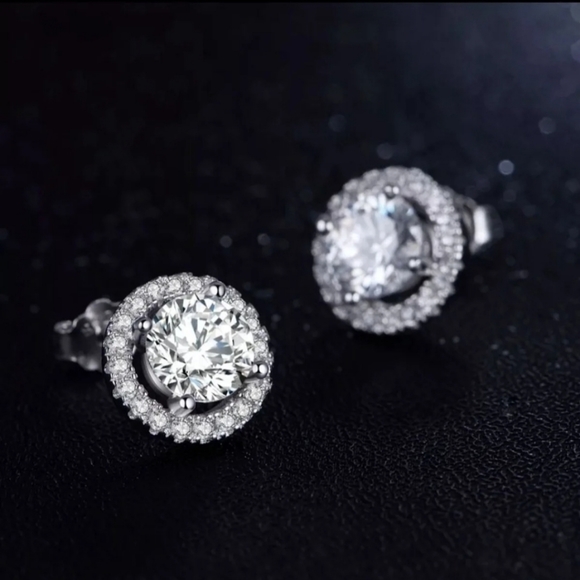 Gorgeous Diamond Studs - Picture 3 of 5